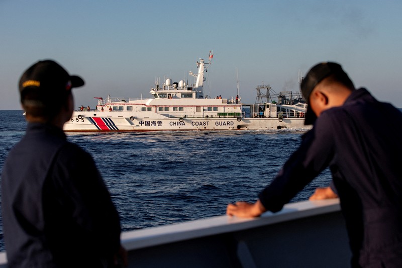 Kapal patroli China semportkan meriam air ke kapal Filipina. (REUTERS/Adrian Portugal)
