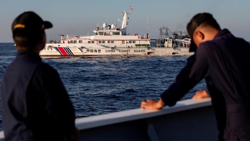Kapal patroli China semportkan meriam air ke kapal Filipina. (REUTERS/Adrian Portugal)