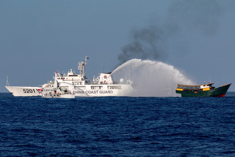Kapal patroli China semportkan meriam air ke kapal Filipina. (REUTERS/Adrian Portugal) Kapal patroli China semportkan meriam air ke kapal Filipina. (REUTERS/Adrian Portugal)