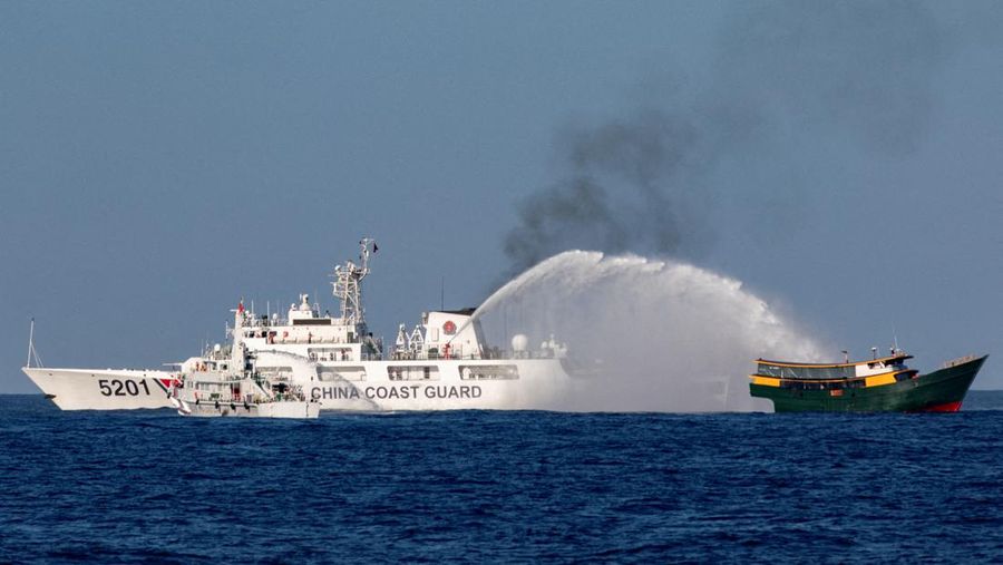 Kapal patroli China semportkan meriam air ke kapal Filipina. (REUTERS/Adrian Portugal)