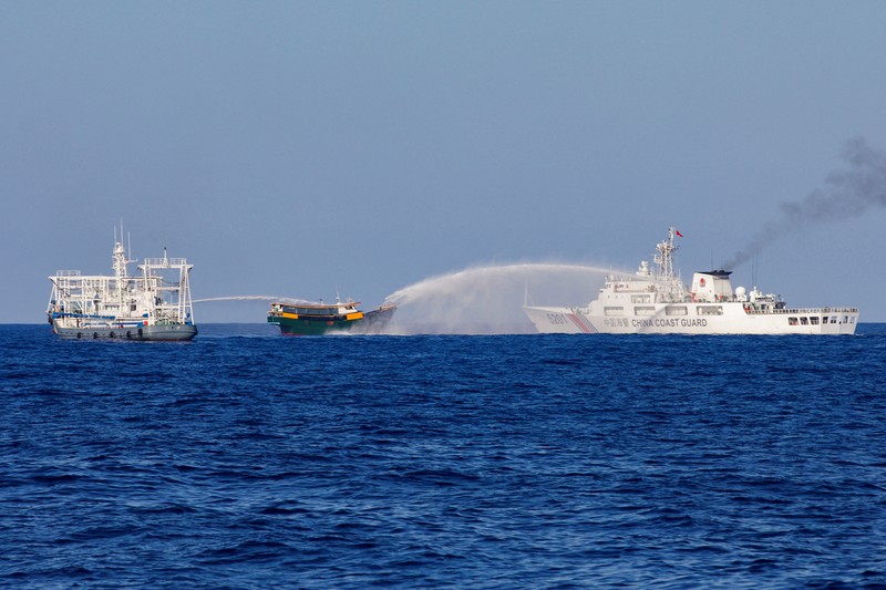 Kapal patroli China semportkan meriam air ke kapal Filipina. (REUTERS/Adrian Portugal) Kapal patroli China semportkan meriam air ke kapal Filipina. (REUTERS/Adrian Portugal)