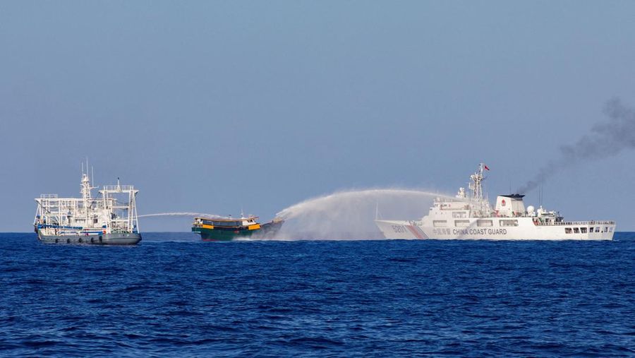 Kapal patroli China semportkan meriam air ke kapal Filipina. (REUTERS/Adrian Portugal)