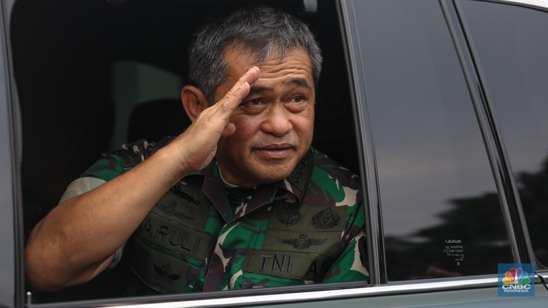 Anggota Kompi Penjinak Bahan Peledak (Jihandak) TNI AD melakukan penyisiran dampak ledakan di Perumahan Visalia, Ciangsana, Kabupaten Bogor, Minggu (31/3/2024). (CNBC Indonesia/Faisal Rahman)