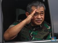 Kepala Staf TNI Angkatan Darat (KSAD), Jenderal TNI Maruli Simanjuntak memberikan keterangan usai meninjau lokasi ledakan Gudang Munisi Daerah (Gudmurah) di Batalyon Artileri Medan (Yonarmed) 07/155 GS Kodam Jaya di Ciangsana, Kabupaten Bogor, Minggu