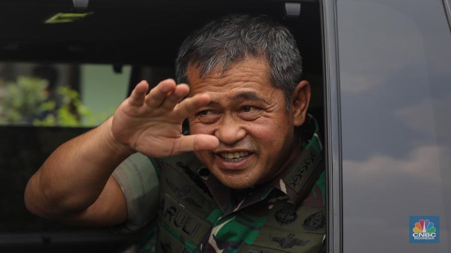 Kepala Staf TNI Angkatan Darat (KSAD), Jenderal TNI Maruli Simanjuntak memberikan keterangan usai meninjau lokasi ledakan Gudang Munisi Daerah (Gudmurah) di Batalyon Artileri Medan (Yonarmed) 07/155 GS Kodam Jaya di Ciangsana, Kabupaten Bogor, Minggu (31/3/2024). (CNBC Indonesia/Faisal Rahman)