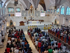 Hari Paskah: Lantunan Pujian Menggema di Gereja Santa Maria Palembang