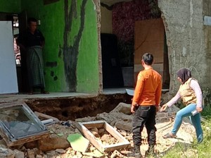 Hujan Deras Bikin Dinding dan Atap 4 Rumah Warga Ciawi Bogor Ambruk