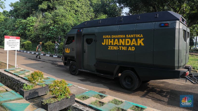 Mobil Penjinak Bahan Peledak (Jihandak) Zeni-TNI AD juga terpantau telah tiba dan akan memasuki area lokasi kejadian di Batalyon Artileri Medan (Yonarmed) 07/155 GS Kodam Jaya di Ciangsana, Kabupaten Bogor, Minggu (31/3/2024). (CNBC Indonesia/Faisal Rahman) Mobil Penjinak Bahan Peledak (Jihandak) Zeni-TNI AD juga terpantau telah tiba dan akan memasuki area lokasi kejadian di Batalyon Artileri Medan (Yonarmed) 07/155 GS Kodam Jaya di Ciangsana, Kabupaten Bogor, Minggu (31/3/2024). (CNBC Indonesia/Faisal Rahman)