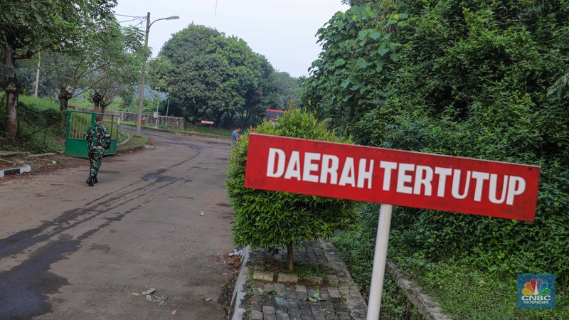 Mobil Penjinak Bahan Peledak (Jihandak) Zeni-TNI AD juga terpantau telah tiba dan akan memasuki area lokasi kejadian di Batalyon Artileri Medan (Yonarmed) 07/155 GS Kodam Jaya di Ciangsana, Kabupaten Bogor, Minggu (31/3/2024). (CNBC Indonesia/Faisal Rahman) Mobil Penjinak Bahan Peledak (Jihandak) Zeni-TNI AD juga terpantau telah tiba dan akan memasuki area lokasi kejadian di Batalyon Artileri Medan (Yonarmed) 07/155 GS Kodam Jaya di Ciangsana, Kabupaten Bogor, Minggu (31/3/2024). (CNBC Indonesia/Faisal Rahman)