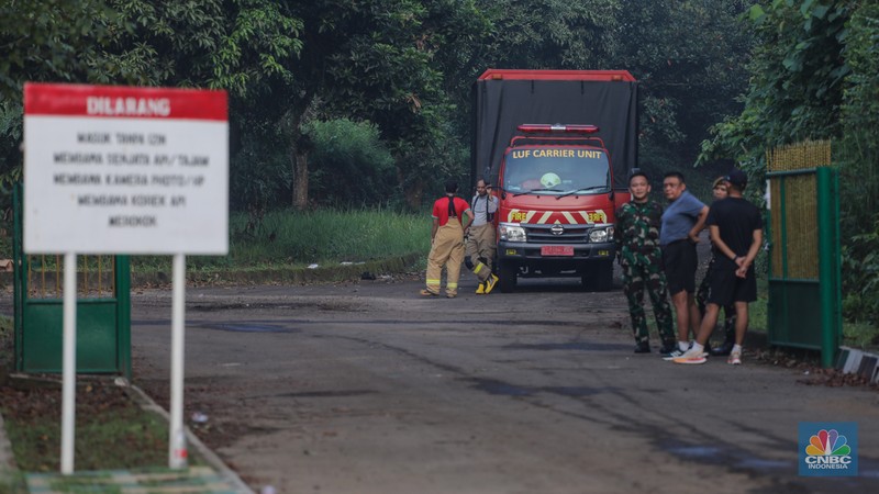 Mobil Penjinak Bahan Peledak (Jihandak) Zeni-TNI AD juga terpantau telah tiba dan akan memasuki area lokasi kejadian di Batalyon Artileri Medan (Yonarmed) 07/155 GS Kodam Jaya di Ciangsana, Kabupaten Bogor, Minggu (31/3/2024). (CNBC Indonesia/Faisal Rahman) Mobil Penjinak Bahan Peledak (Jihandak) Zeni-TNI AD juga terpantau telah tiba dan akan memasuki area lokasi kejadian di Batalyon Artileri Medan (Yonarmed) 07/155 GS Kodam Jaya di Ciangsana, Kabupaten Bogor, Minggu (31/3/2024). (CNBC Indonesia/Faisal Rahman)