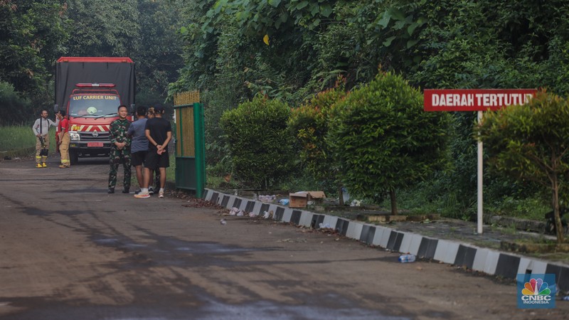 Mobil Penjinak Bahan Peledak (Jihandak) Zeni-TNI AD juga terpantau telah tiba dan akan memasuki area lokasi kejadian di Batalyon Artileri Medan (Yonarmed) 07/155 GS Kodam Jaya di Ciangsana, Kabupaten Bogor, Minggu (31/3/2024). (CNBC Indonesia/Faisal Rahman) Mobil Penjinak Bahan Peledak (Jihandak) Zeni-TNI AD juga terpantau telah tiba dan akan memasuki area lokasi kejadian di Batalyon Artileri Medan (Yonarmed) 07/155 GS Kodam Jaya di Ciangsana, Kabupaten Bogor, Minggu (31/3/2024). (CNBC Indonesia/Faisal Rahman)