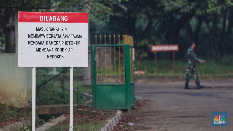 Mobil Penjinak Bahan Peledak (Jihandak) Zeni-TNI AD juga terpantau telah tiba dan akan memasuki area lokasi kejadian di Batalyon Artileri Medan (Yonarmed) 07/155 GS Kodam Jaya di Ciangsana, Kabupaten Bogor, Minggu (31/3/2024). (CNBC Indonesia/Faisal Rahman) Mobil Penjinak Bahan Peledak (Jihandak) Zeni-TNI AD juga terpantau telah tiba dan akan memasuki area lokasi kejadian di Batalyon Artileri Medan (Yonarmed) 07/155 GS Kodam Jaya di Ciangsana, Kabupaten Bogor, Minggu (31/3/2024). (CNBC Indonesia/Faisal Rahman)