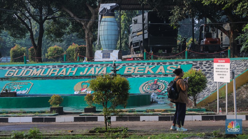 Mobil Penjinak Bahan Peledak (Jihandak) Zeni-TNI AD juga terpantau telah tiba dan akan memasuki area lokasi kejadian di Batalyon Artileri Medan (Yonarmed) 07/155 GS Kodam Jaya di Ciangsana, Kabupaten Bogor, Minggu (31/3/2024). (CNBC Indonesia/Faisal Rahman) Mobil Penjinak Bahan Peledak (Jihandak) Zeni-TNI AD juga terpantau telah tiba dan akan memasuki area lokasi kejadian di Batalyon Artileri Medan (Yonarmed) 07/155 GS Kodam Jaya di Ciangsana, Kabupaten Bogor, Minggu (31/3/2024). (CNBC Indonesia/Faisal Rahman)