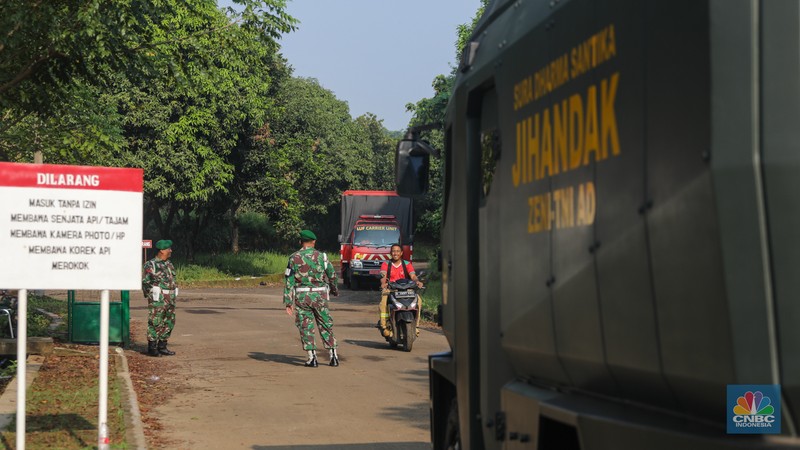 Mobil Penjinak Bahan Peledak (Jihandak) Zeni-TNI AD juga terpantau telah tiba dan akan memasuki area lokasi kejadian di Batalyon Artileri Medan (Yonarmed) 07/155 GS Kodam Jaya di Ciangsana, Kabupaten Bogor, Minggu (31/3/2024). (CNBC Indonesia/Faisal Rahman) Mobil Penjinak Bahan Peledak (Jihandak) Zeni-TNI AD juga terpantau telah tiba dan akan memasuki area lokasi kejadian di Batalyon Artileri Medan (Yonarmed) 07/155 GS Kodam Jaya di Ciangsana, Kabupaten Bogor, Minggu (31/3/2024). (CNBC Indonesia/Faisal Rahman)