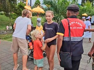 Viral, Bule Rusia Kenakan Celana Dalam Masuki Area Pura Agung Besakih