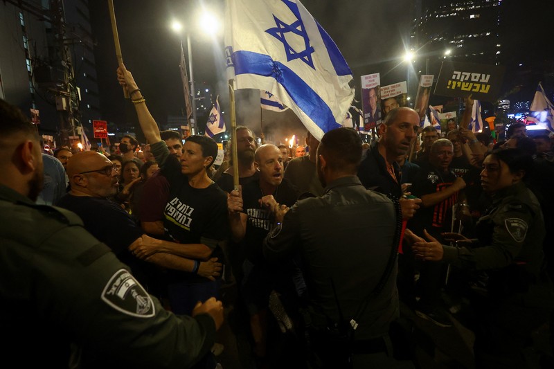 Warga Israel melakukan protes terhadap pemerintahan Perdana Menteri Israel Benjamin Netanyahu dan menyerukan pembebasan sandera yang diculik dalam serangan mematikan 7 Oktober di Israel oleh kelompok Islam Palestina Hamas dari Gaza, di Tel Aviv, Israel 30 Maret 2024. (REUTERS/Hannah McKay) Warga Israel melakukan protes terhadap pemerintahan Perdana Menteri Israel Benjamin Netanyahu dan menyerukan pembebasan sandera yang diculik dalam serangan mematikan 7 Oktober di Israel oleh kelompok Islam Palestina Hamas dari Gaza, di Tel Aviv, Israel 30 Maret 2024. (REUTERS/Hannah McKay)