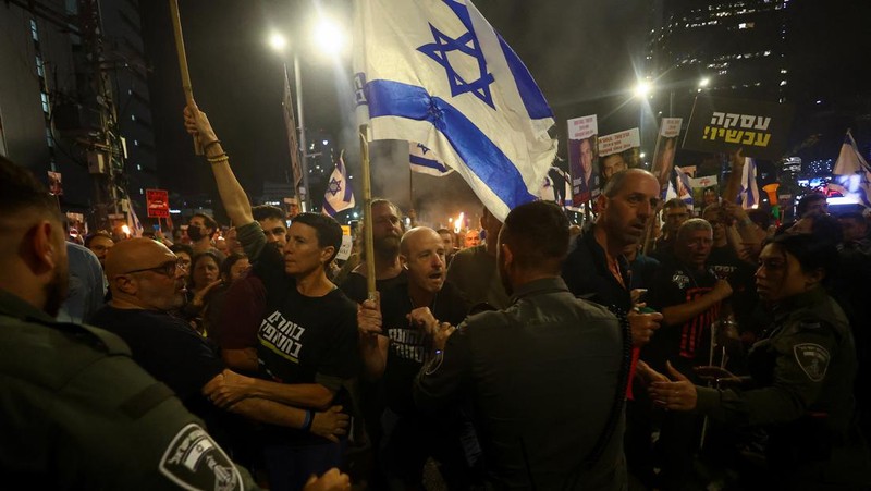 Warga Israel melakukan protes terhadap pemerintahan Perdana Menteri Israel Benjamin Netanyahu dan menyerukan pembebasan sandera yang diculik dalam serangan mematikan 7 Oktober di Israel oleh kelompok Islam Palestina Hamas dari Gaza, di Tel Aviv, Israel 30 Maret 2024. (REUTERS/Hannah McKay)