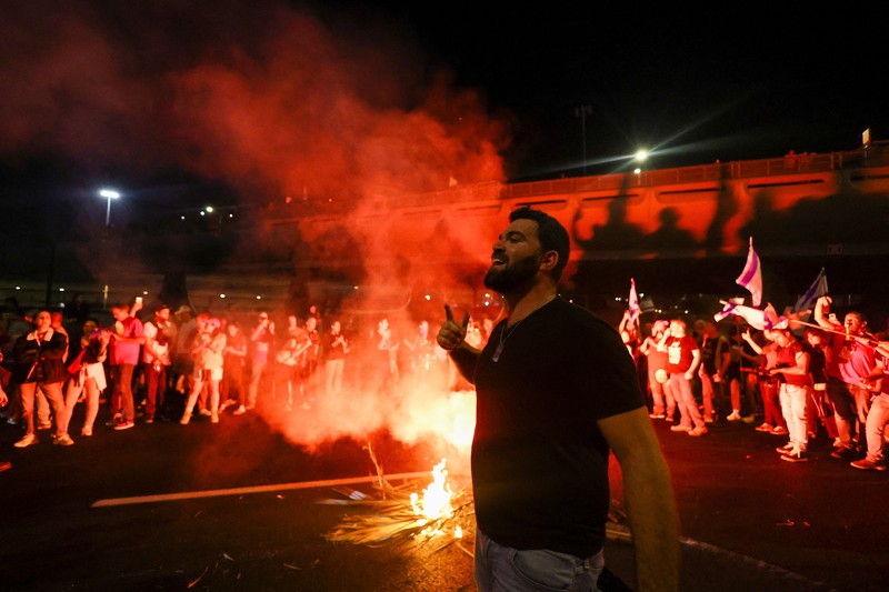 Warga Israel melakukan protes terhadap pemerintahan Perdana Menteri Israel Benjamin Netanyahu dan menyerukan pembebasan sandera yang diculik dalam serangan mematikan 7 Oktober di Israel oleh kelompok Islam Palestina Hamas dari Gaza, di Tel Aviv, Israel 30 Maret 2024. (REUTERS/Hannah McKay) Warga Israel melakukan protes terhadap pemerintahan Perdana Menteri Israel Benjamin Netanyahu dan menyerukan pembebasan sandera yang diculik dalam serangan mematikan 7 Oktober di Israel oleh kelompok Islam Palestina Hamas dari Gaza, di Tel Aviv, Israel 30 Maret 2024. (REUTERS/Hannah McKay)
