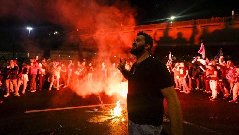 Warga Israel melakukan protes terhadap pemerintahan Perdana Menteri Israel Benjamin Netanyahu dan menyerukan pembebasan sandera yang diculik dalam serangan mematikan 7 Oktober di Israel oleh kelompok Islam Palestina Hamas dari Gaza, di Tel Aviv, Israel 30 Maret 2024. (REUTERS/Hannah McKay)