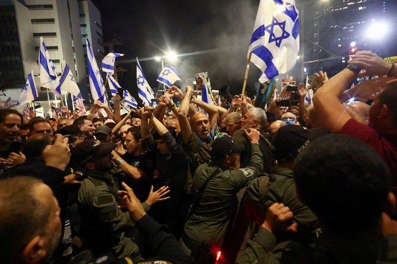 Warga Israel melakukan protes terhadap pemerintahan Perdana Menteri Israel Benjamin Netanyahu dan menyerukan pembebasan sandera yang diculik dalam serangan mematikan 7 Oktober di Israel oleh kelompok Islam Palestina Hamas dari Gaza, di Tel Aviv, Israel 30 Maret 2024. (REUTERS/Hannah McKay)