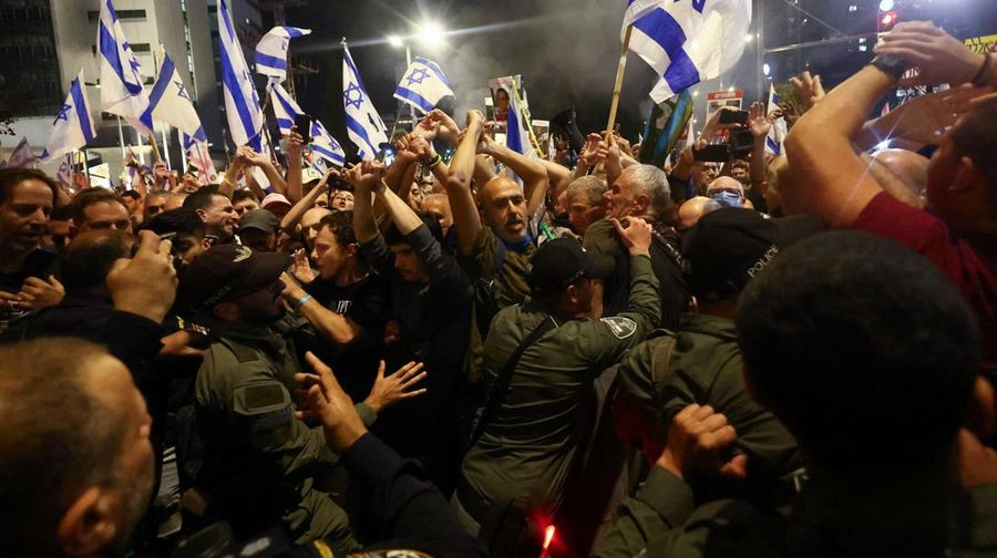 Warga Israel melakukan protes terhadap pemerintahan Perdana Menteri Israel Benjamin Netanyahu dan menyerukan pembebasan sandera yang diculik dalam serangan mematikan 7 Oktober di Israel oleh kelompok Islam Palestina Hamas dari Gaza, di Tel Aviv, Israel 30 Maret 2024. (REUTERS/Hannah McKay)