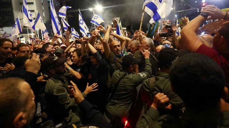 Warga Israel melakukan protes terhadap pemerintahan Perdana Menteri Israel Benjamin Netanyahu dan menyerukan pembebasan sandera yang diculik dalam serangan mematikan 7 Oktober di Israel oleh kelompok Islam Palestina Hamas dari Gaza, di Tel Aviv, Israel 30 Maret 2024. (REUTERS/Hannah McKay)