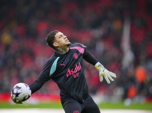 Retak Tulang Mata, Ederson Absen Bela Man City di Pekan Terakhir