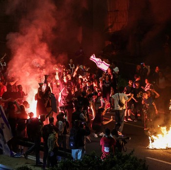 Israel Chaos! Ribuan Warga Ngamuk-Bakar Kota, Tuntut Netanyahu Mundur