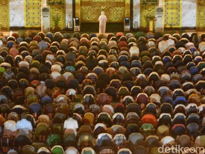 Momen Ribuan Jemaah Masjid Al Akbar Surabaya Berburu Malam Lailatul Qadar