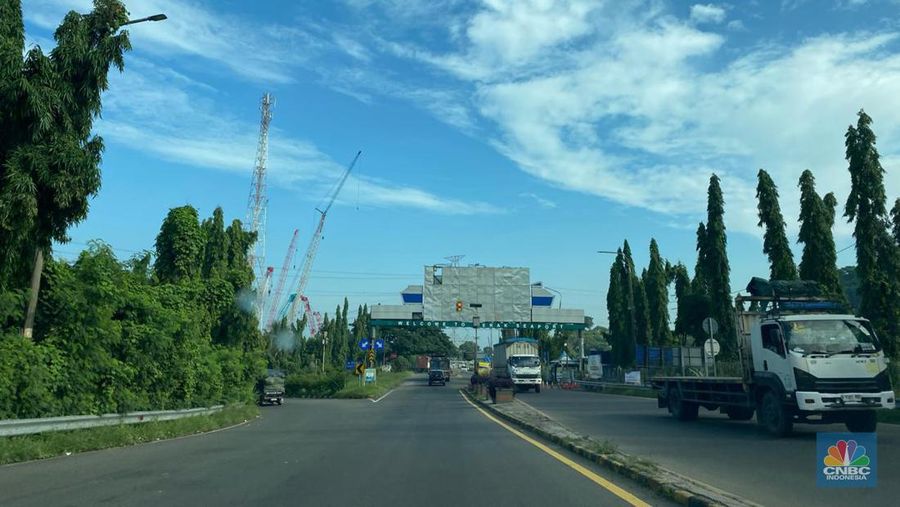 Kondisi jalan tol dari Jakarta menuju Pelabuhan Merak. (CNBC Indonesia/Maikel Jefriando)