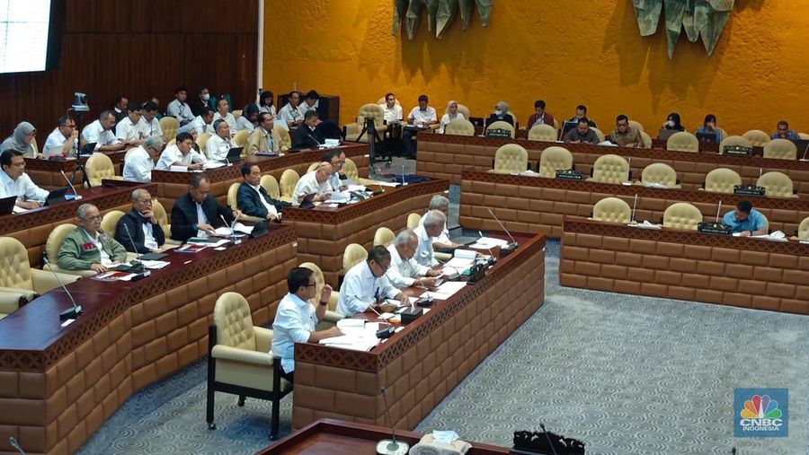 Menteri Pekerjaan Umum dan Perumahan Rakyat (PUPR) Basuki Hadimuljono beserta jajarannya untuk menghadiri Rapat Kerja (Raker) bersama Komisi V DPR RI, Senin (1/4/2024). (CNBC Indonesia/Martyasari Rizky)