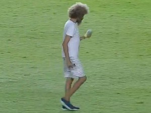 Heboh Suporter Menyusup ke Lapangan Bola Sambil Isap Ganja
