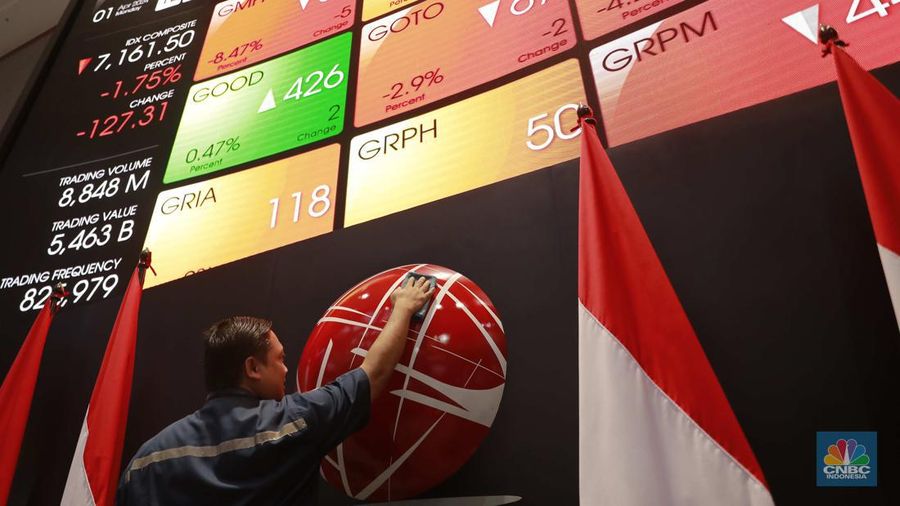 Pekerja melintas di depan layar Indeks Harga Saham Gabungan (IHSG) di Bursa Efek Indonesia, Jakarta, Senin, (1/4/2024). (վ/Muhammad Sabki)