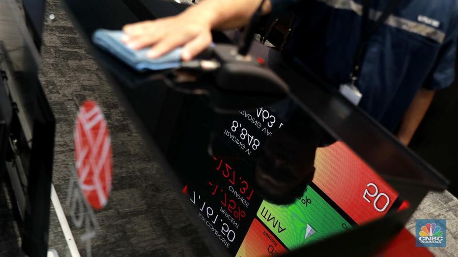Pekerja melintas di depan layar Indeks Harga Saham Gabungan (IHSG) di Bursa Efek Indonesia, Jakarta, Senin, (1/4/2024). (վ/Muhammad Sabki)