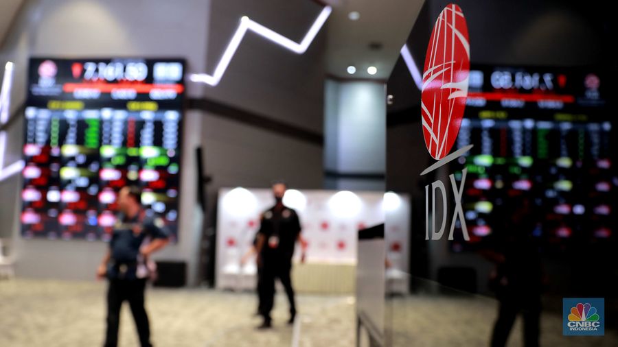 Pekerja melintas di depan layar Indeks Harga Saham Gabungan (IHSG) di Bursa Efek Indonesia, Jakarta, Senin, (1/4/2024). (վ/Muhammad Sabki)