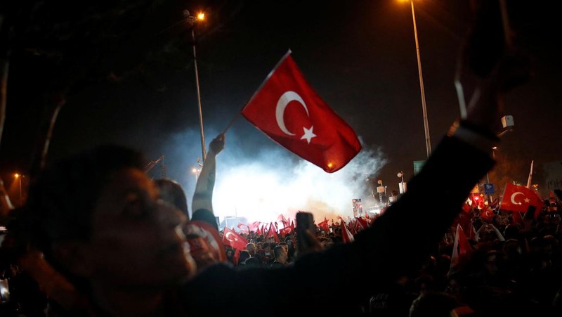 Pendukung Walikota Istanbul Ekrem Imamoglu dari oposisi utama Partai Rakyat Republik (CHP), merayakan hasil awal di depan Kota Metropolitan Istanbul (IBB) di Istanbul, Turki, Senin (1/4/2024). (REUTERS/Dilara Senkaya)