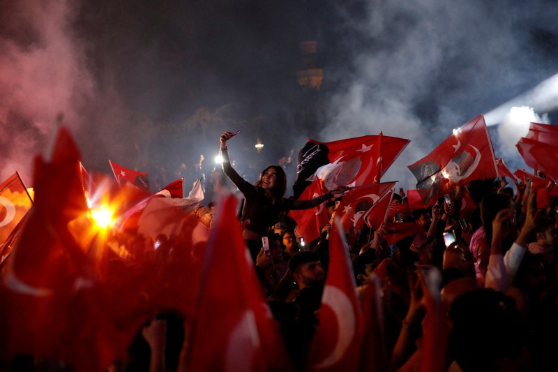 Pendukung Walikota Istanbul Ekrem Imamoglu dari oposisi utama Partai Rakyat Republik (CHP), merayakan hasil awal di depan Kota Metropolitan Istanbul (IBB) di Istanbul, Turki, Senin (1/4/2024). (REUTERS/Dilara Senkaya) Pendukung Walikota Istanbul Ekrem Imamoglu dari oposisi utama Partai Rakyat Republik (CHP), merayakan hasil awal di depan Kota Metropolitan Istanbul (IBB) di Istanbul, Turki, Senin (1/4/2024). (REUTERS/Dilara Senkaya)