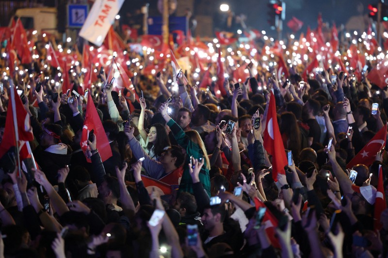 Pendukung Walikota Istanbul Ekrem Imamoglu dari oposisi utama Partai Rakyat Republik (CHP), merayakan hasil awal di depan Kota Metropolitan Istanbul (IBB) di Istanbul, Turki, Senin (1/4/2024). (REUTERS/Dilara Senkaya) Pendukung Walikota Istanbul Ekrem Imamoglu dari oposisi utama Partai Rakyat Republik (CHP), merayakan hasil awal di depan Kota Metropolitan Istanbul (IBB) di Istanbul, Turki, Senin (1/4/2024). (REUTERS/Dilara Senkaya)