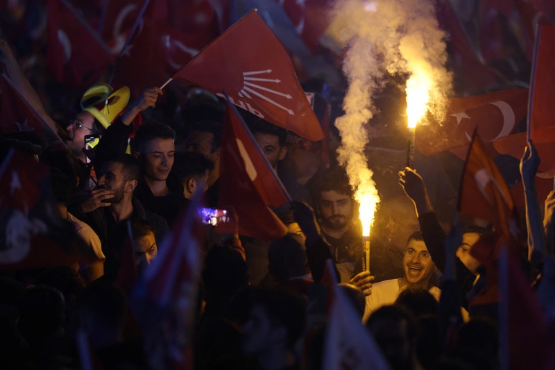 Pendukung Walikota Istanbul Ekrem Imamoglu dari oposisi utama Partai Rakyat Republik (CHP), merayakan hasil awal di depan Kota Metropolitan Istanbul (IBB) di Istanbul, Turki, Senin (1/4/2024). (REUTERS/Dilara Senkaya) Pendukung Walikota Istanbul Ekrem Imamoglu dari oposisi utama Partai Rakyat Republik (CHP), merayakan hasil awal di depan Kota Metropolitan Istanbul (IBB) di Istanbul, Turki, Senin (1/4/2024). (REUTERS/Dilara Senkaya)