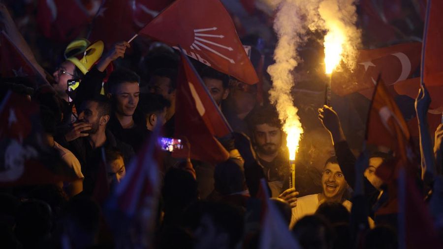 Pendukung Walikota Istanbul Ekrem Imamoglu dari oposisi utama Partai Rakyat Republik (CHP), merayakan hasil awal di depan Kota Metropolitan Istanbul (IBB) di Istanbul, Turki, Senin (1/4/2024). (REUTERS/Dilara Senkaya)