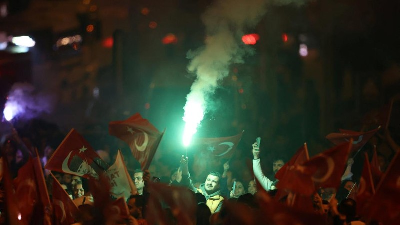 Pendukung Walikota Istanbul Ekrem Imamoglu dari oposisi utama Partai Rakyat Republik (CHP), merayakan hasil awal di depan Kota Metropolitan Istanbul (IBB) di Istanbul, Turki, Senin (1/4/2024). (REUTERS/Dilara Senkaya)