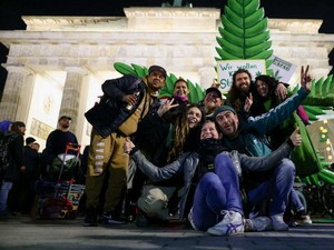 Pengganja di Berlin Rayakan Legalisasi Mariyuana Parsial