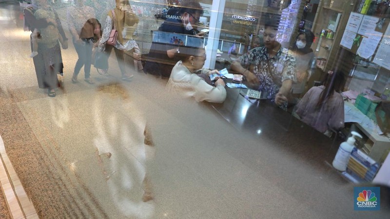 Penukaran uang di tempat penukaran uang atau Money Changer Tri Tunggal kawasan Blok M Plaza, Jakarta, Senin, (1/4/2024). (CNBC Indonesia/Muhammad Sabki)