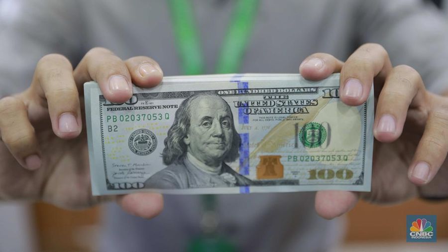 Penukaran uang di tempat penukaran uang atau Money Changer Tri Tunggal kawasan Blok M Plaza, Jakarta, Senin, (1/4/2024). (վ/Muhammad Sabki)