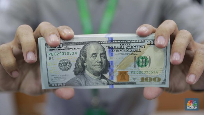 Penukaran uang di tempat penukaran uang atau Money Changer Tri Tunggal kawasan Blok M Plaza, Jakarta, Senin, (1/4/2024). (CNBC Indonesia/Muhammad Sabki)