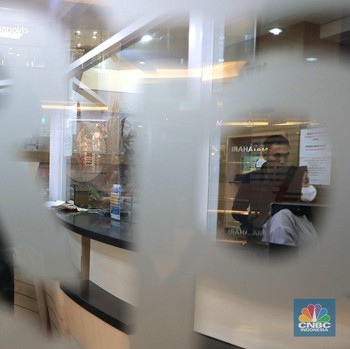 Dolar AS Tembus Rp15.900, Begini Suasana di Money Changer Jakarta