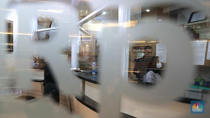 Penukaran uang di tempat penukaran uang atau Money Changer Tri Tunggal kawasan Blok M Plaza, Jakarta, Senin, (1/4/2024). (CNBC Indonesia/Muhammad Sabki)