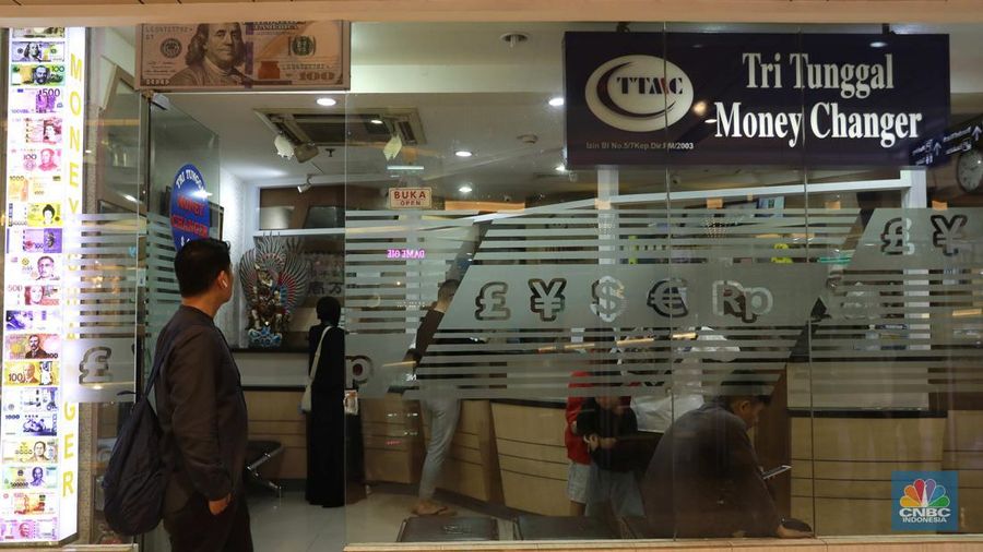Penukaran uang di tempat penukaran uang atau Money Changer Tri Tunggal kawasan Blok M Plaza, Jakarta, Senin, (1/4/2024). (CNBC Indonesia/Muhammad Sabki)