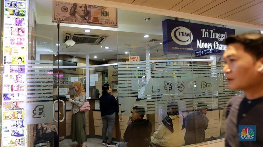 Penukaran uang di tempat penukaran uang atau Money Changer Tri Tunggal kawasan Blok M Plaza, Jakarta, Senin, (1/4/2024). (CNBC Indonesia/Muhammad Sabki)