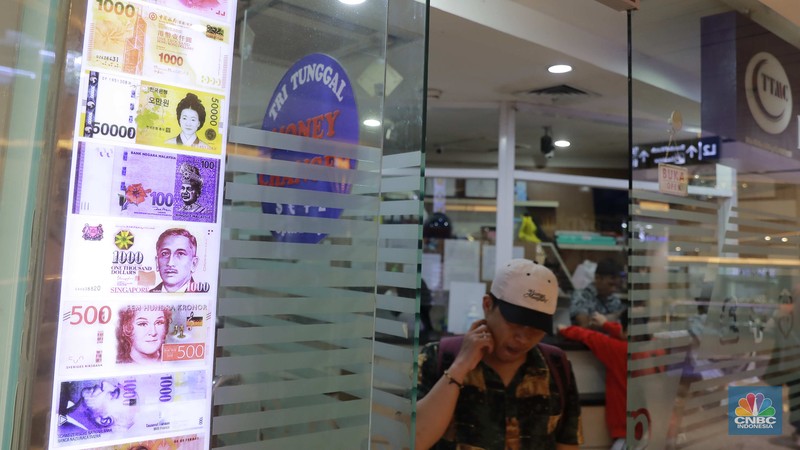Penukaran uang di tempat penukaran uang atau Money Changer Tri Tunggal kawasan Blok M Plaza, Jakarta, Senin, (1/4/2024). (CNBC Indonesia/Muhammad Sabki) Penukaran uang di tempat penukaran uang atau Money Changer Tri Tunggal kawasan Blok M Plaza, Jakarta, Senin, (1/4/2024). (CNBC Indonesia/Muhammad Sabki)